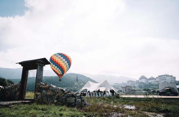 Hot-air balloon over the Shangri-La valley